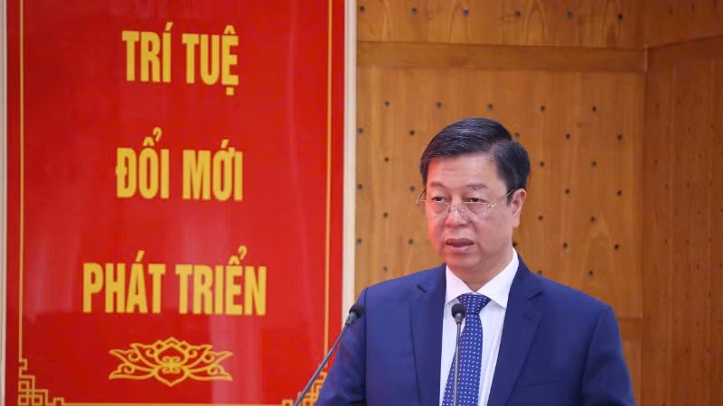 Đồng chí Vũ Trọng Lâm, Giám đốc - Tổng Biên tập Nhà xuất bản Chính trị quốc gia Sự thật báo cáo đồng chí Nguyễn Trọng Nghĩa, Ủy viên Bộ Chính trị, Bí thư Trung ương Đảng, Trưởng Ban Tuyên giáo và Dân vận Trung ương về tình hình hoạt động và những kết quả nổi bật của Nhà xuất bản trong năm 2024, phương hướng và giải pháp, nhiệm vụ trọng tâm năm 2025. (Ảnh: Văn Điệp TTXVN)