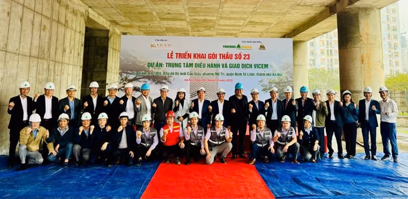 Lãnh đạo VICEM và nhà thầu phát lệnh tái khởi công dự án.