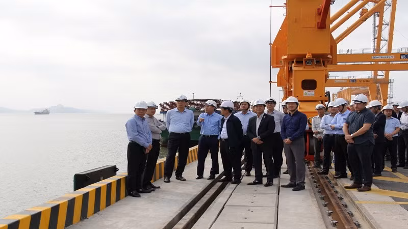 Các thành viên Hội đồng kiểm tra nhà nước về công tác nghiệm thu công trình xây dựng khảo sát tại hiện trường công trình.