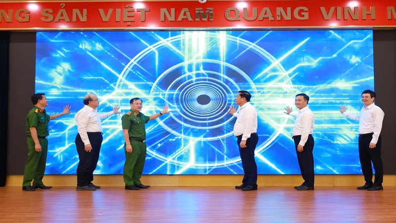 Các đại biểu khai trương Trang thông tin "Bình dân học vụ số" Bộ Xây dựng.