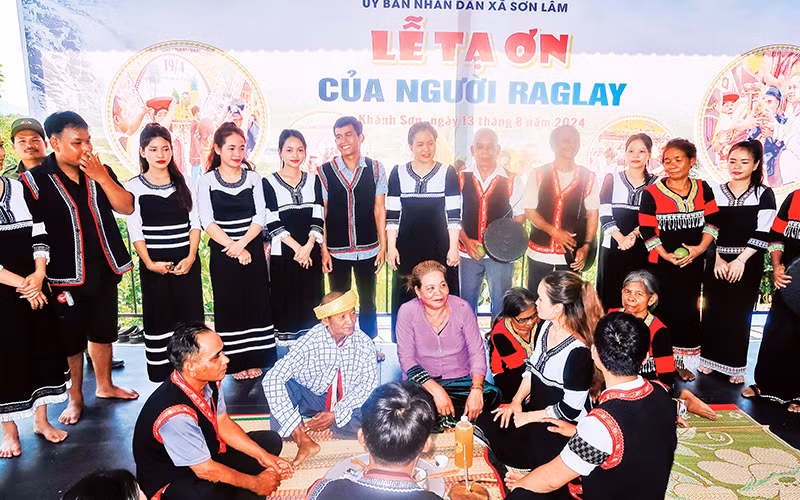 Quang cảnh lễ tạ ơn của người Ra Glai.