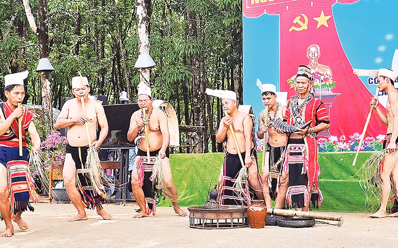 Tái hiện lễ hội Cha Kchiah tại làng Đăk Răng, xã Đăk Dục, huyện Ngọc Hồi, tỉnh Kon Tum.