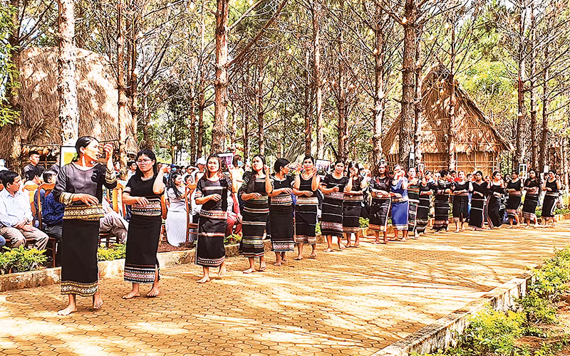 Trình diễn cồng chiêng, xoang thu hút đông đảo du khách tìm đến khám phá.