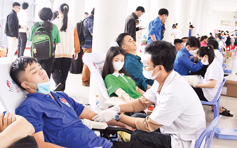 Mỗi đợt hiến máu tình nguyện ở Đà Nẵng luôn thu hút đông đảo tầng lớp người dân tham gia.