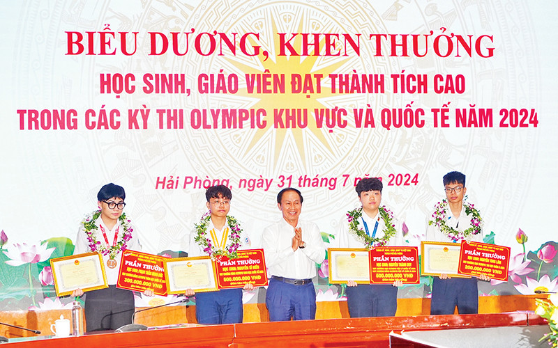 Bí thư Thành ủy Hải Phòng Lê Tiến Châu trao Bằng khen và phần thưởng tặng các học sinh đoạt giải. 