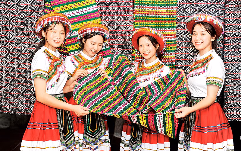 Sản phẩm dệt thổ cẩm của đồng bào dân tộc H’Mông.