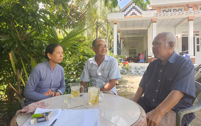 Ông Danh Chương (ngồi bên phải) gặp gỡ, lắng nghe người dân trên địa bàn. (Ảnh QUỐC TRINH)