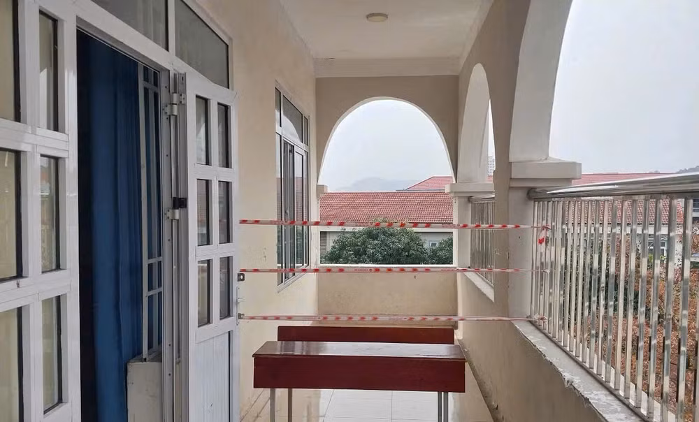 Vị trí lan can bị rơi xuống.