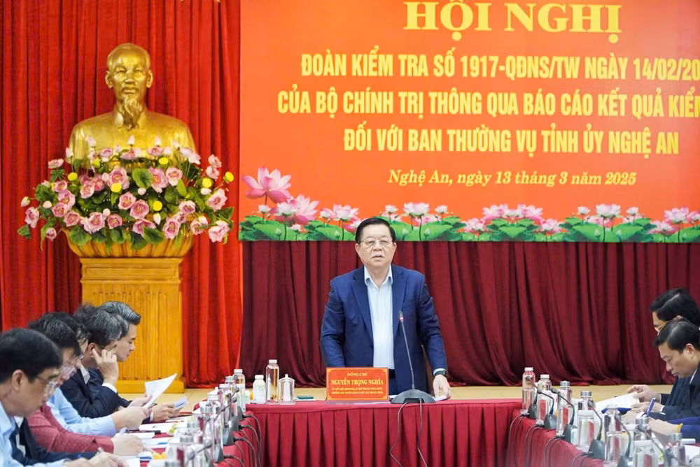 Đồng chí Nguyễn Trọng Nghĩa, Ủy viên Bộ Chính trị, Bí thư Trung ương Đảng, Trưởng Ban Tuyên giáo và Dân vận Trung ương, Trưởng đoàn kiểm tra số 1917 của Bộ Chính trị, Ban Bí thư phát biểu tại buổi làm việc.
