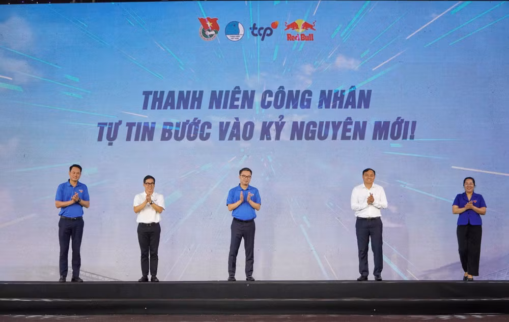 Các đại biểu thực hiện nghi thức khởi động Ngày hội Thanh niên năm 2025 tại các khu công nghiệp, khu chế xuất.