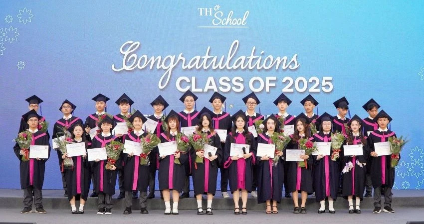 24 học sinh khóa đầu tiên tại TH School Vinh tốt nghiệp năm học 2024-2025.