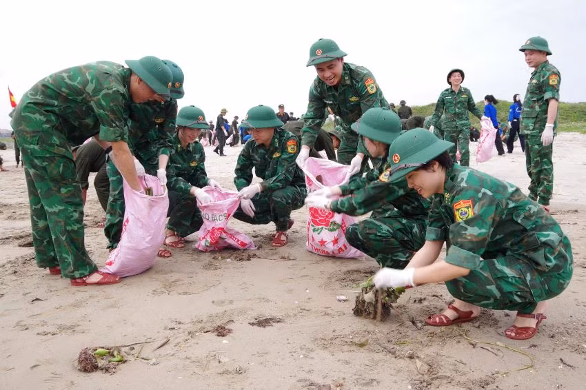 Các đoàn viên, thanh niên tham gia làm sạch hơn 1km bãi biển Cửa Lò.