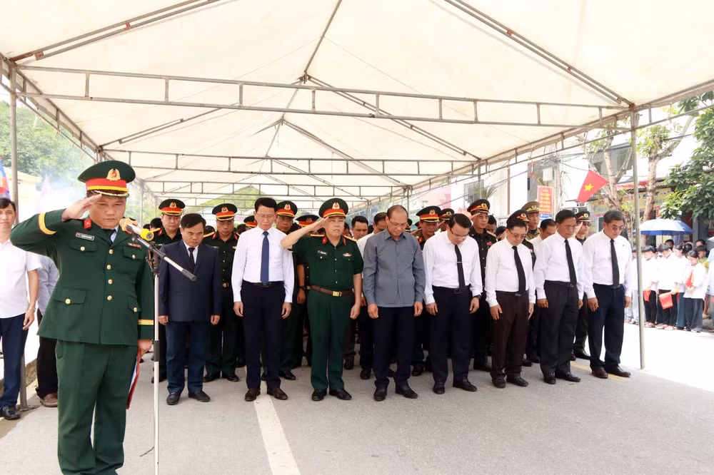 Các đại biểu tưởng niệm các anh hùng liệt sĩ quân tình nguyện và chuyên gia Việt Nam hy sinh tại Lào.