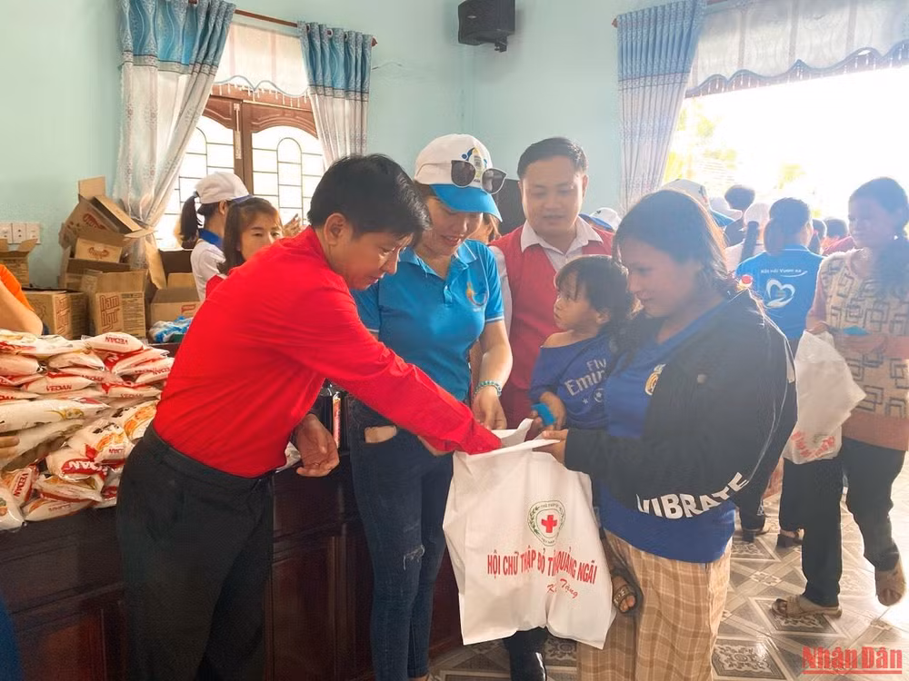 Chủ tịch Hội Chữ thập đỏ tỉnh Quảng Ngãi Phạm Ngọc Thành trao quà cho người dân tại phiên chợ nhân đạo.