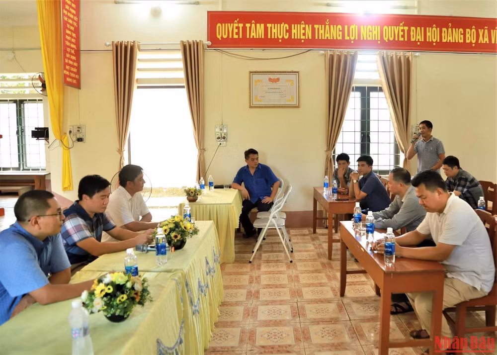 Ngành chức năng và người dân huyện Bắc Quang họp bàn giải pháp khắc phục tình trạng cam bị vàng lá, khô đầu cành.