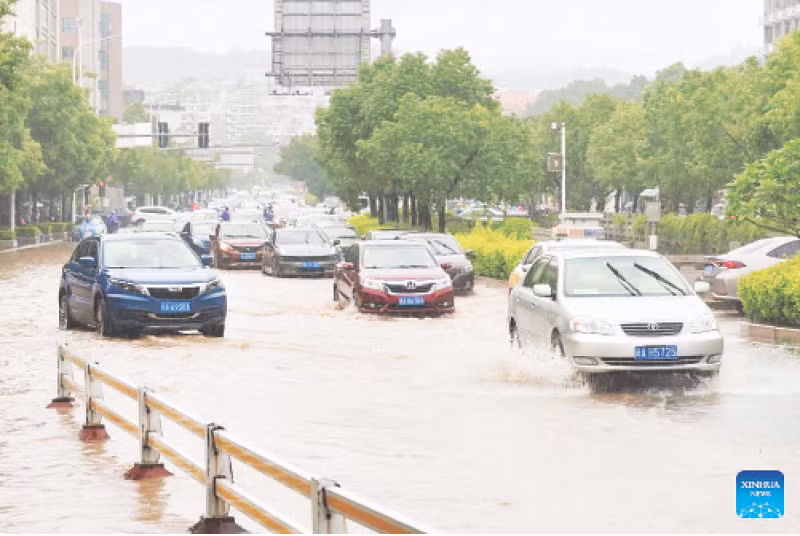 Mưa gây ngập lụt tại nhiều thành phố ở Trung Quốc.