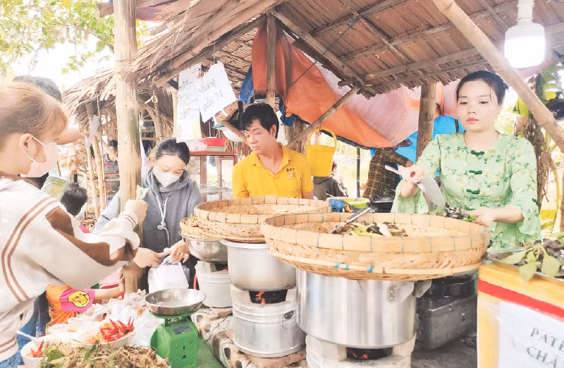 Một góc phiên chợ quê xã Long Thuận, huyện Hồng Ngự, tỉnh Đồng Tháp.