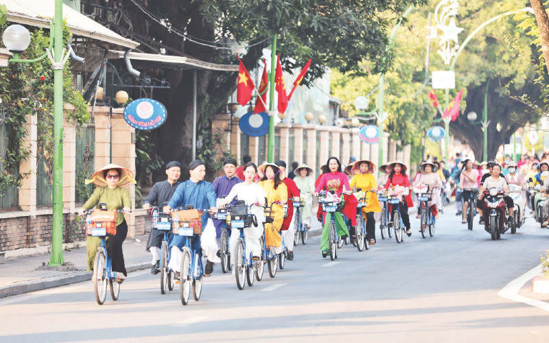 Du khách trải nghiệm vẻ đẹp của thu Hà Nội.