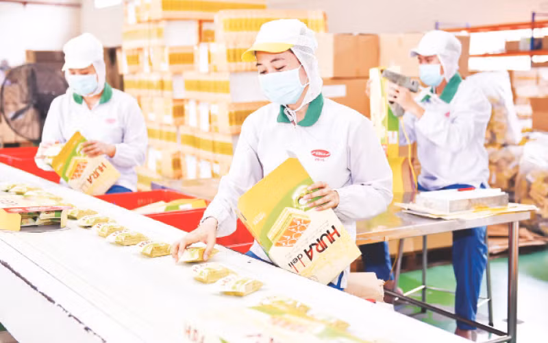 Công nhân đóng gói, hoàn thiện sản phẩm trên dây chuyền sản xuất của Công ty Bibica.