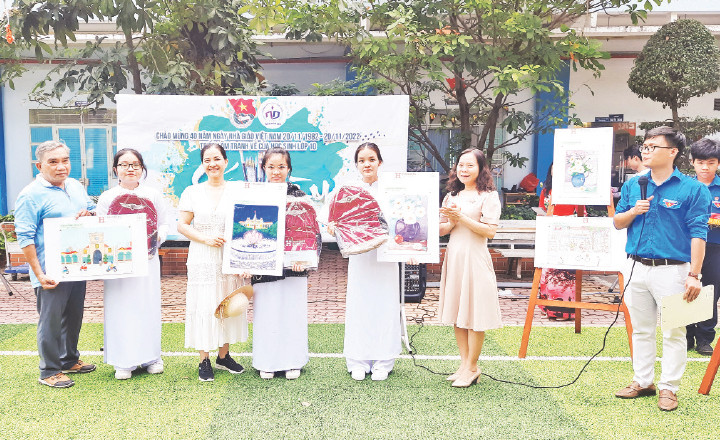 Triển lãm tranh vẽ “sắc mầu” của học sinh lớp 10 Trường trung học phổ thông Nguyễn Du, Quận 10.