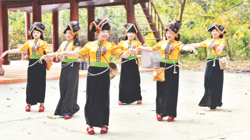 Đội văn nghệ bản Hồng Lếch Cang, xã Thanh Chăn, huyện Điện Biên, tỉnh Điện Biên biểu diễn xòe Thái tại nhà văn hóa địa phương. (Ảnh ANH SƠN)