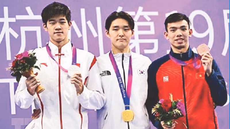 Nguyễn Huy Hoàng (áo đỏ) đoạt HCĐ bơi 400m tự do nam. (Ảnh AFP/TTXVN)