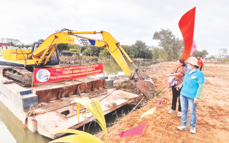 Thi công cải tạo, nạo vét các kênh, rạch trên địa bàn Quận 7.