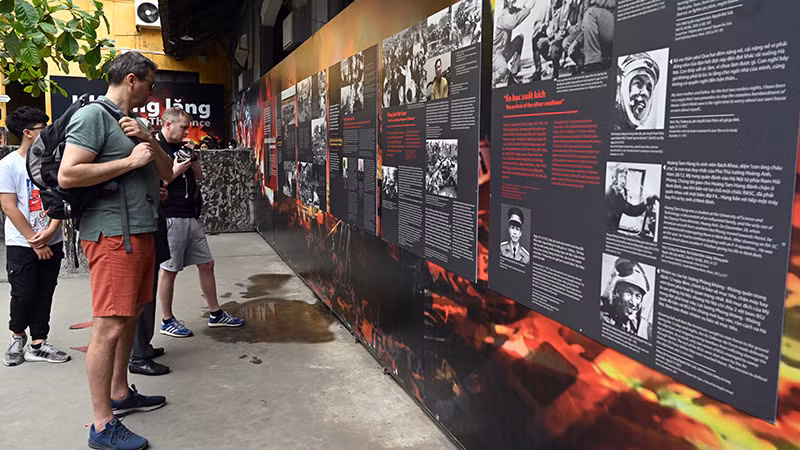 Du khách tham quan di tích lịch sử Nhà tù Hỏa Lò. (Ảnh MINH HÀ)