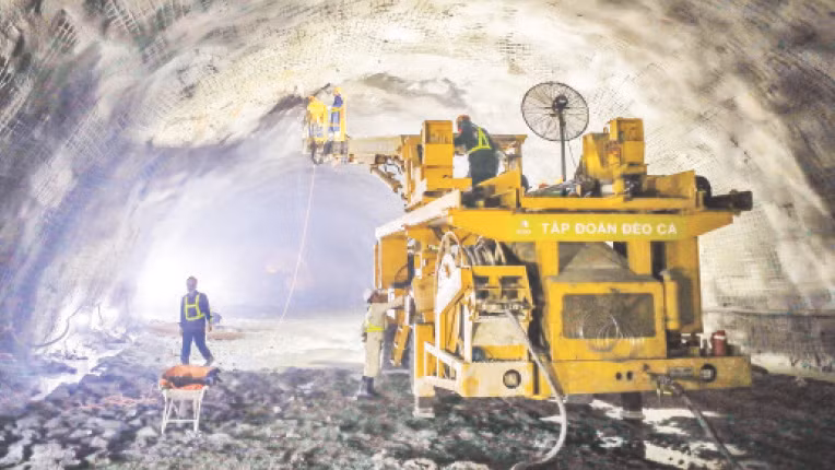 Tập đoàn Đèo Cả huy động phương tiện, nhân lực thi công hầm Núi Vung trên đoạn cao tốc Cam Lâm-Vĩnh Hảo.
