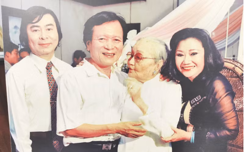 Nhà viết kịch Lê Duy Hạnh (thứ hai từ trái qua) trong một buổi giao lưu, gặp gỡ các nghệ sĩ sân khấu Thành phố Hồ Chí Minh. (Ảnh THANH HIỆP)