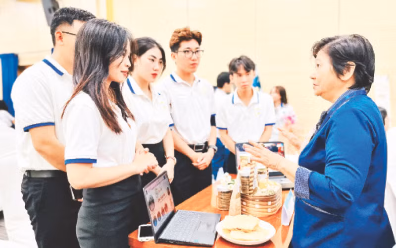 Ban giám khảo góp ý về tính khả thi đối với dự án của sinh viên tại khu vực trưng bày.