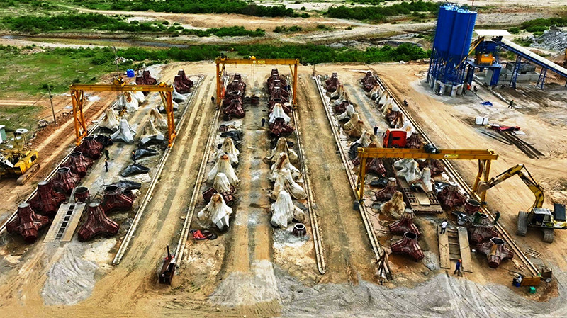 Đúc khối phá sóng Rakuna bằng bê-tông cốt thép theo công nghệ Nhật Bản để xây dựng đê chắn sóng cảng Liên Chiểu (Đà Nẵng). (Ảnh THANH TÙNG)