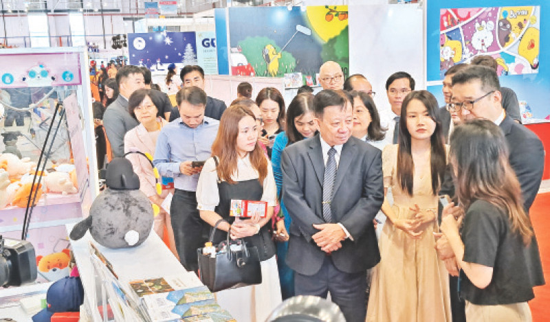 Gian hàng trưng bày sản phẩm văn hóa Hàn Quốc tại sự kiện.