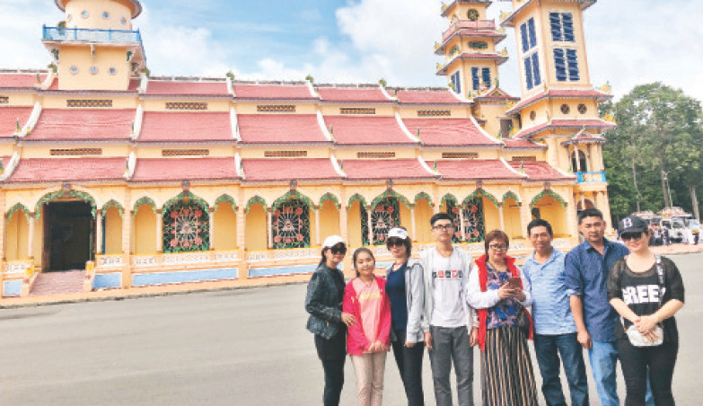 Du khách tham quan Tòa thánh Cao Đài Tây Ninh.