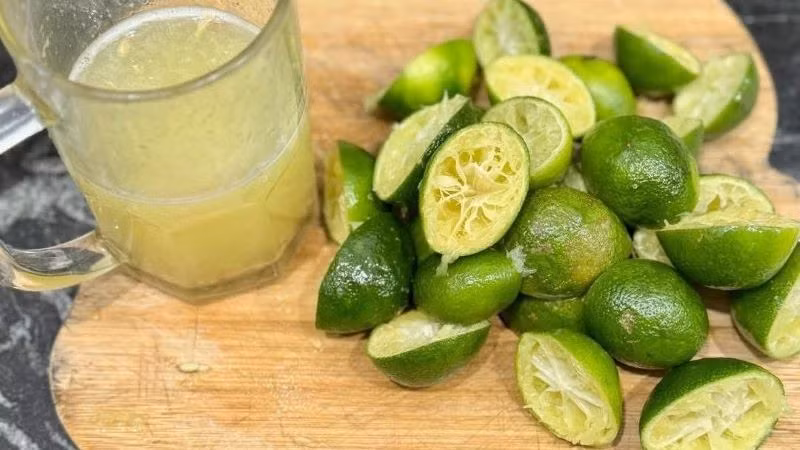 Nhiều người chia sẻ cách uống nước cốt chanh buổi sáng để chữa bệnh. (Ảnh minh họa)