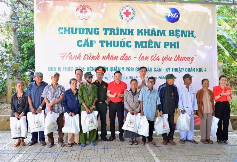 Đại điện Cục Quân y, Bệnh viện Quân y 268 và Hội Chữ thập đỏ tỉnh Quảng Trị trao quà cho các gia đình chính sách trên địa bàn.