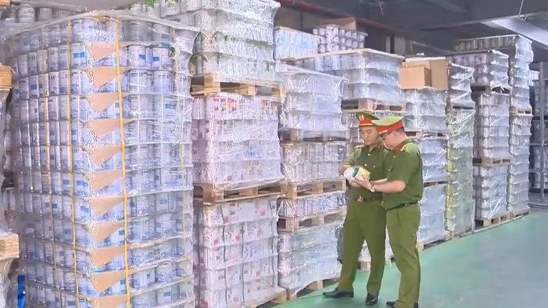 Bộ Công an triệt phá đường dây sản xuất, buôn bán sữa bột giả với số lượng cực lớn trên địa bàn Hà Nội và các tỉnh lân cận. (Ảnh: VTV)