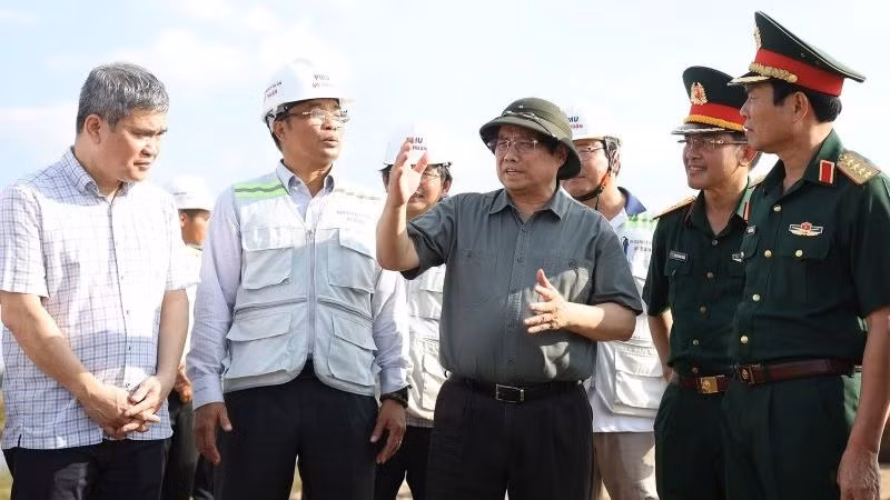Thủ tướng Phạm Minh Chính kiểm tra tiến độ thi công dự án thành phần đoạn Hậu Giang-Cà Mau. (Ảnh: Dương Giang/TTXVN)
