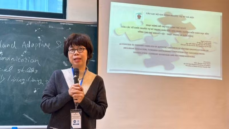 Chị Nguyễn Tuyết Hạnh, đại diện Câu lạc bộ Gia đình người tự kỷ Hà Nội tham gia và đóng góp ý kiến tại Hội thảo khoa học quốc tế “Nâng cao chất lượng giáo dục hòa nhập và hướng tới giáo dục bền vững cho trẻ khuyết tật ở Việt Nam” tổ chức tại Trường đại học Sư Phạm Hà Nội. (Ảnh: nhân vật cung cấp)