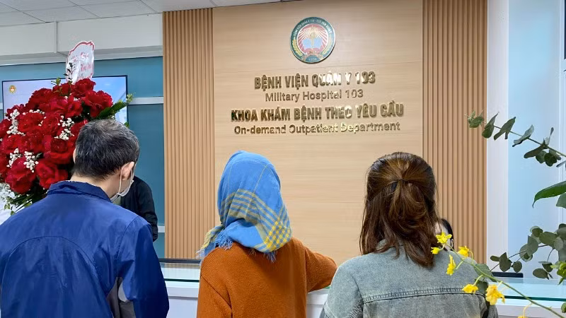 Người dân đăng ký khám bệnh tại Khoa Khám bệnh theo yêu cầu (Bệnh viện Quân y 103) sáng ngày 15/3. (Ảnh: ĐỖ THOA)