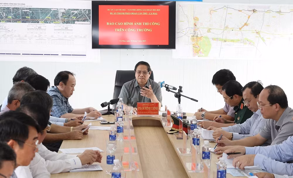 Thủ tướng Phạm Minh Chính làm việc với các đơn vị thi công dự án đường bộ cao tốc Cần Thơ-Cà Mau. (Ảnh: Dương Giang/TTXVN)