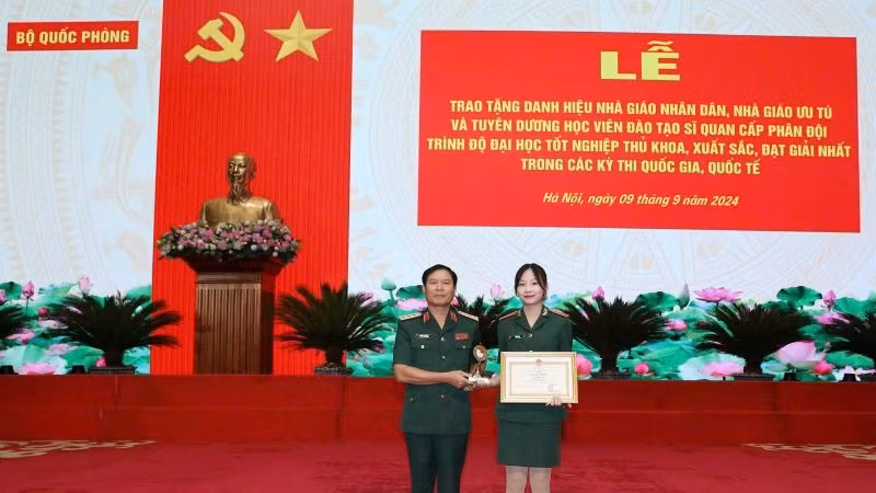 Đại tướng Nguyễn Tân Cương, Tổng Tham mưu trưởng, Thứ trưởng Quốc phòng, trao Bằng khen của Bộ trưởng Quốc phòng tặng Thượng sĩ Bùi Việt Hà. (Ảnh: HVQY)