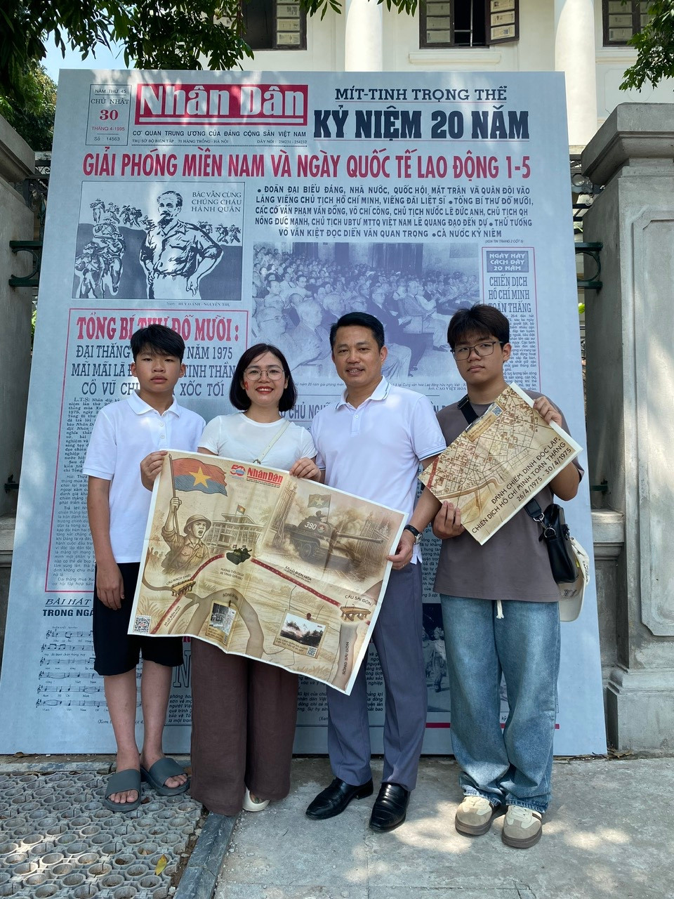 Gia đình chị Ngọc Bích ở tỉnh Vĩnh Phúc đến tham quan triển lãm và cùng check-in. (Ảnh: ĐỖ THOA) Gia đình chị Ngọc Bích ở tỉnh Vĩnh Phúc đến tham quan triển lãm và cùng check-in. (Ảnh: ĐỖ THOA)