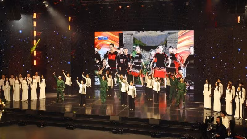 Tiết mục nghệ thuật trong chương trình cầu truyền hình “Bản trường ca hòa bình”. (Ảnh: ĐỖ THOA)