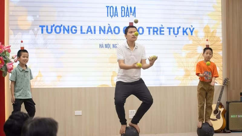 Trẻ tự kỷ biểu diễn trước khi diễn ra tọa đàm "Tương lai nào cho trẻ tự kỷ?" tại Báo Nhân Dân. (Ảnh: nhandan.vn)