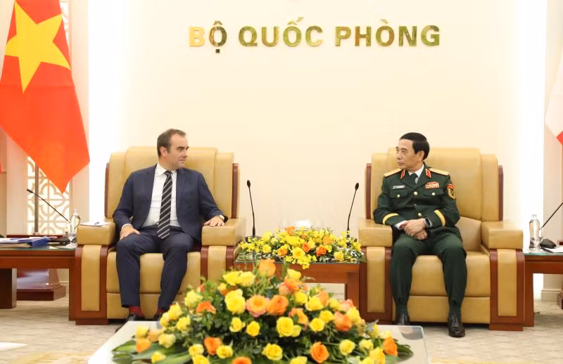 Bộ trưởng Quốc phòng Phan Văn Giang tiếp Bộ trưởng Quân đội Pháp Sébastien Lecornu.