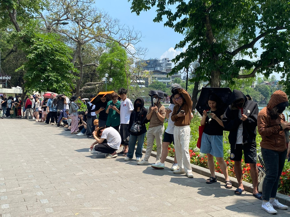 Đến 11 giờ trưa ngày 2/5, dòng người vẫn "đội nắng" xếp hàng để nhận phụ san của Báo Nhân Dân. (Ảnh: ĐỖ THOA) Đến 11 giờ trưa ngày 2/5, dòng người vẫn "đội nắng" xếp hàng để nhận phụ san của Báo Nhân Dân. (Ảnh: ĐỖ THOA)