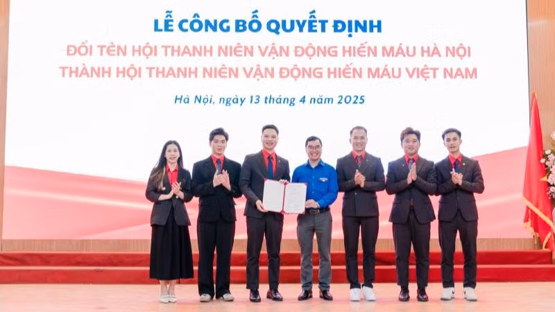 Đại diện Hội Thanh niên vận động hiến máu Hà Nội nhận quyết định đổi tên thành Hội Thanh niên vận động hiến máu Việt Nam.