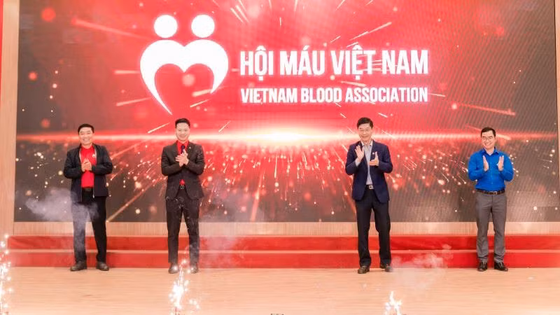 Đại diện các đại biểu thực hiện nghi thức công bố biểu tượng của tổ chức Hội trong giai đoạn mới. Đại diện các đại biểu thực hiện nghi thức công bố biểu tượng của tổ chức Hội trong giai đoạn mới.