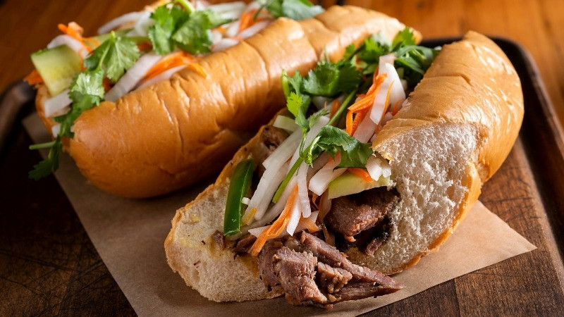 Bộ Y tế đề nghị truy xuất nguồn thực phẩm nghi gây ngộ độc khiến 37 người nhập viện do ăn bánh mì. (Ảnh minh họa: Internet)